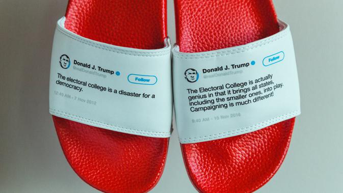 Sandal bertuliskan tweet Presiden Donald Trump (Sam Morrison / PresidentFlipFlops.com)