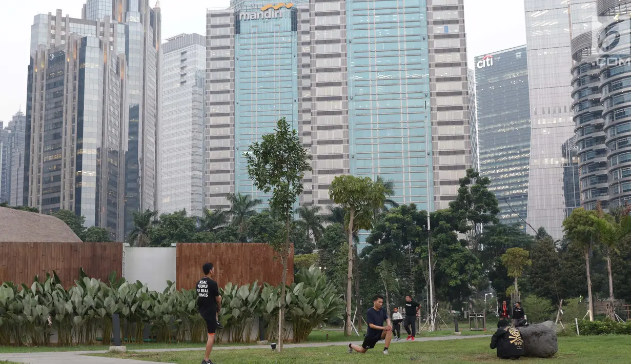 Warga berolahraga di area Hutan Kota Gelora Bung Karno, Jakarta, Kamis (20/6/2019). Sore hari banyak warga memanfaat waktu luang dengan berolahraga dan menyalurkan hobi fotografi di area Hutan Kota Gelora Bung Karno. (Liputan6.com/Helmi Fithriansyah)