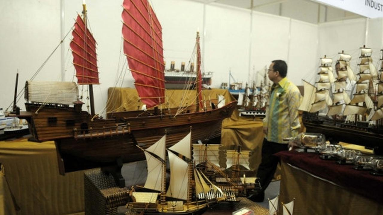 Melihat produk-produk dalam negeri di Trade Expo Indonesia 2015