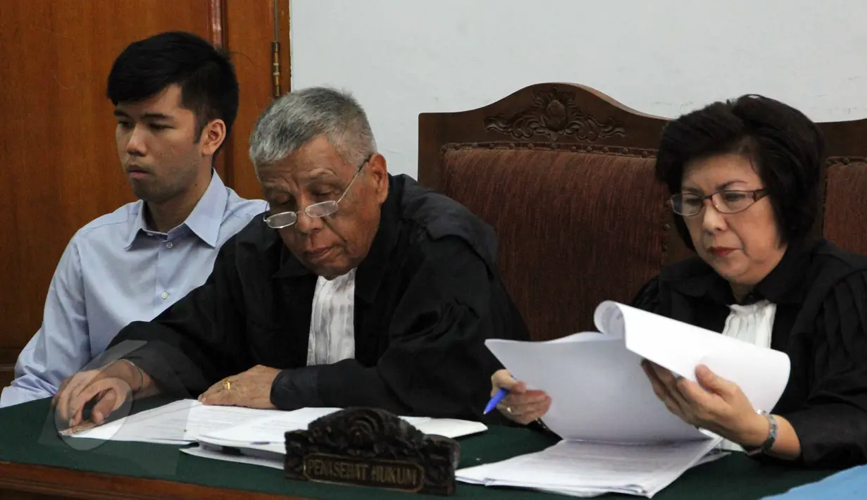 Christopher Daniel saat mengikuti sidang lanjutan di PN Jakarta Selatan, Jakarta, Kamis (4/6/2015). Agenda Sidang mendengarkan keterangan saksi dari pihak JPU dan menghadirkan rekan terdakwa sebagai saksi. (Liputan6.com/Helmi Afandi)