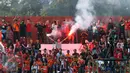Seorang penonton menyalakan suar usai menyaksikan laga turnamen Piala Presiden 2015 antara Bali United melawan Persija di Stadion Kapten I Wayan Dipta, Gianyar, Bali, Minggu (30/8/2015). Bali United unggul 3-0. (Liputan6.com/Helmi Fithriansyah)