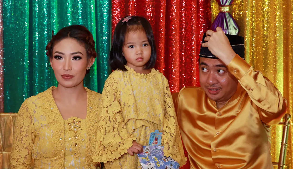 Adat Gorontalo yang bernama Mo Polihu Lo Limu yang berarti kurang lebihnya mandi air ramuan jeruk lemon atau jeruk purut. (Deki Prayoga/Bintang.com)