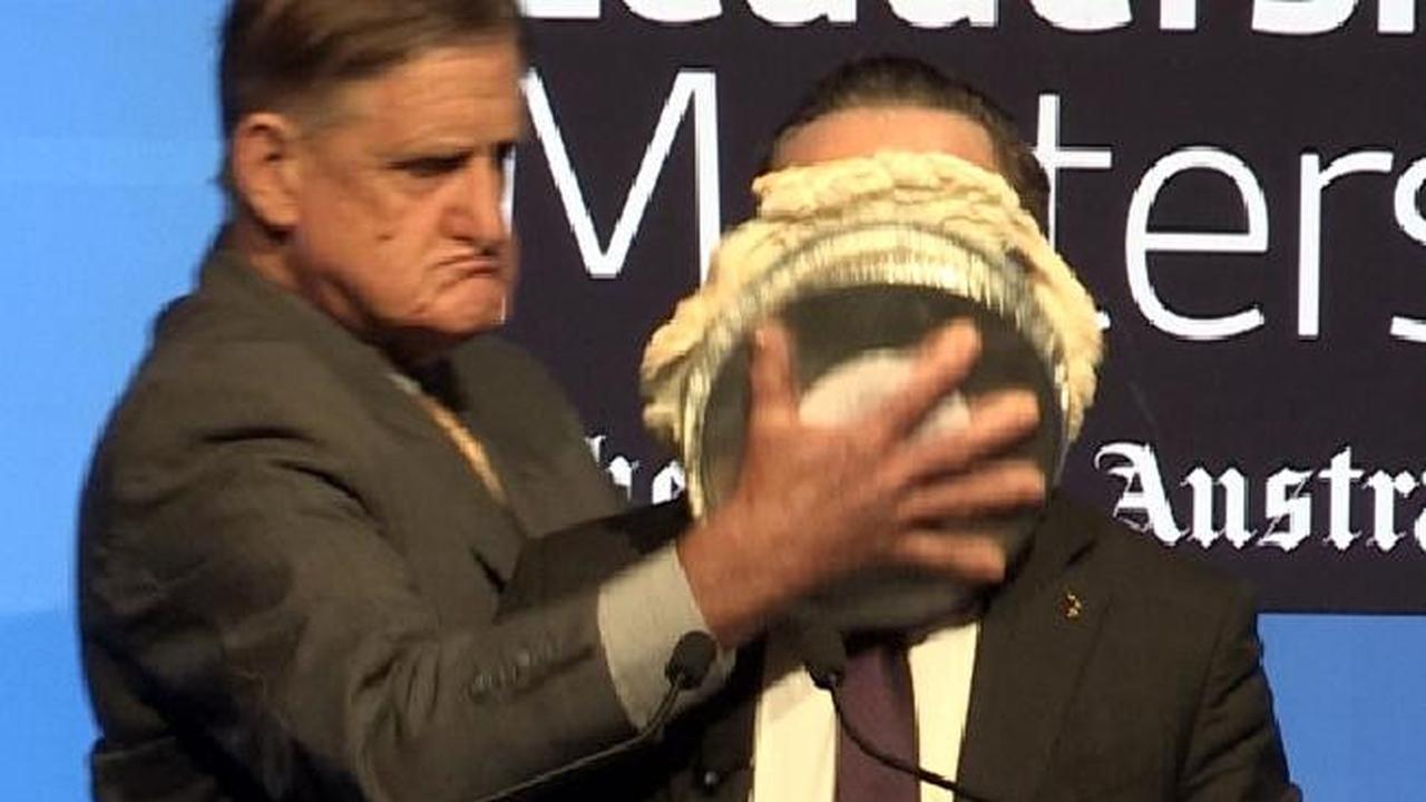 Muka CEO Maskapai Qantas Dilumuri Kue Saat Pidato, Iseng atau...