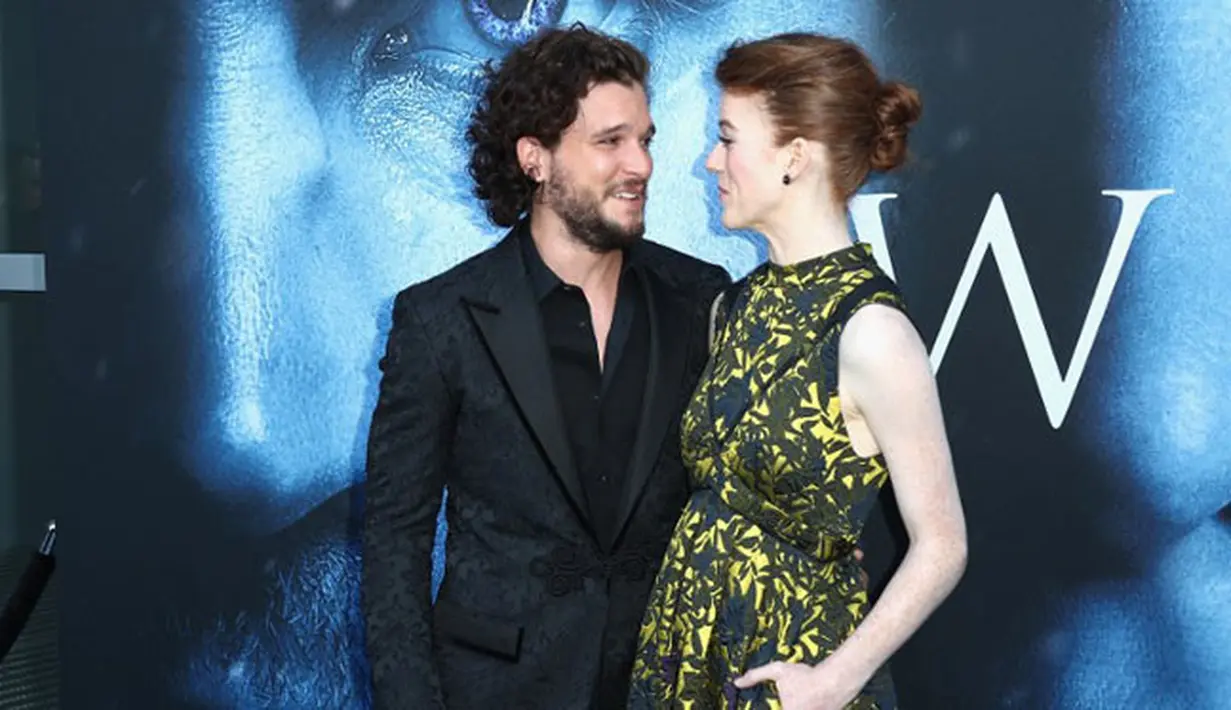 Pasangan kekasih ini memang diketahui terlibat dalam cinta lokasi. Keduanya bertemu dalam film yang dibintanginya dan berjudul Game of Thrones beberapa waktu lalu. Hubungan keduanya pun kini semakin serius. (AFP/Frederick M.Brown)
