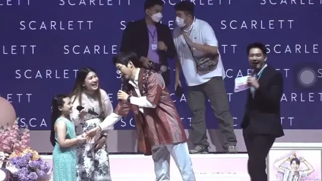 Song Joong Ki Ajak Arsy Hermansyah Salaman di Acara Fanmeeting