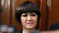 Julia Perez menangis usai menjalani sidang cerai perdana dengan Gaston Castano di Pengadilan Negeri Jakarta Selatan, Rabu (30/3/2016). [Foto: Herman Zakharia/Liputan6.com]