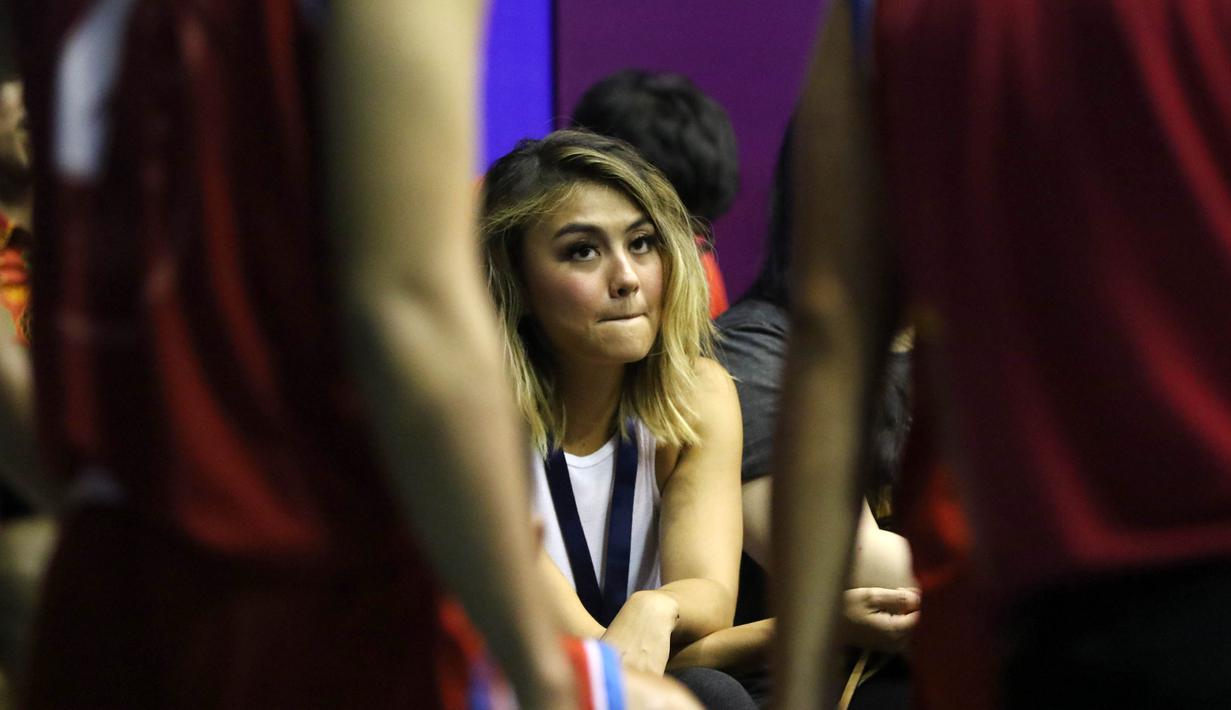 Kehadiran Agnes Monica  tidak berpengaruh saat  Stadium Jakarta kalah 65-78 dari CLS Knight Surabaya pada laga IBL Reguler Season 2015-2016 di Hall A Senayan, Jakarta, Rabu (13/1/2016). (Bola.com/NIcklas Hanoatubun)