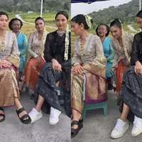 Dian Sastrowardoyo dan Putri Marino Dibalut Kebaya. [@therealdisastr]