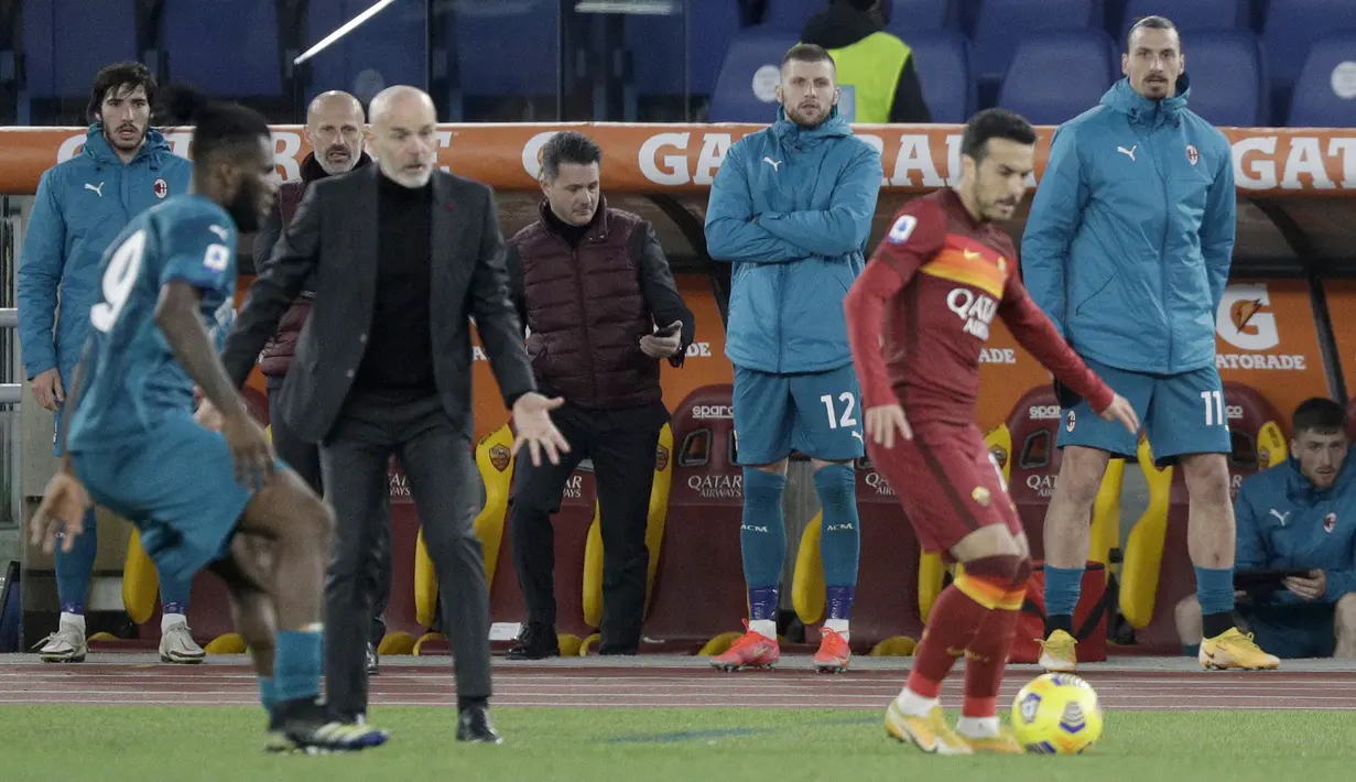 Penyerang AC Milan, Zlatan Ibrahimovic (kanan) menyaksikan rekan-rekannya bertanding melawan AS Roma pada pertandingan lanjutan Liga Serie A Italia di stadion Olimpiade, di Roma, Italia,Senin (1/3/2021). Saat ini AC MIlan mengemas 52 poin terpaut 4 poin dari Inter Milan. (AP Photo/Gregorio Borgia)