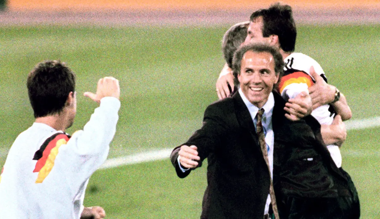 Franz Beckenbauer (kanan) membawa Jerman Barat kala itu tampil di final edisi 1986 dan 1990. Pada Piala Dunia 1986, Jerman Barat harus menerima kekalahan dari Argentina. Empat tahun berselang, Beckenbauer kembali dipercaya mengarsiteki Jerman Barat dan kembali tampil di final dengan status pemenang. (AFP/Staff)