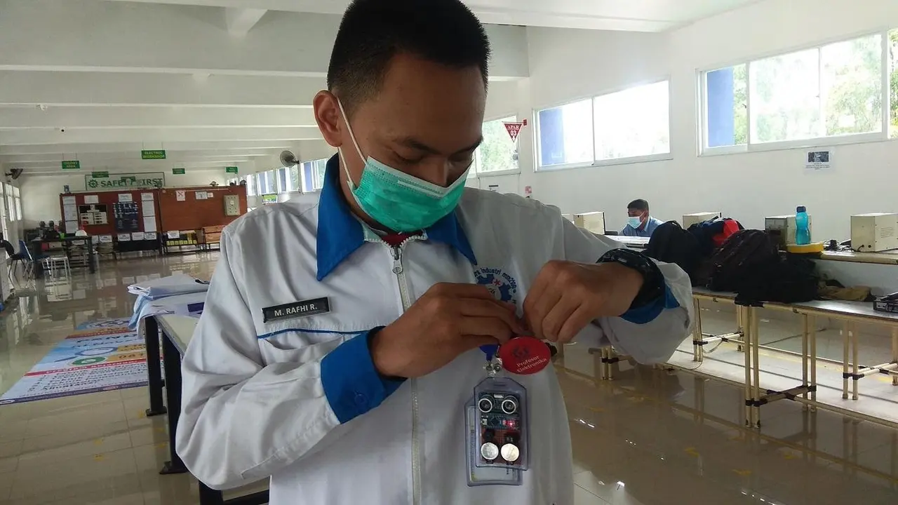 Siswa SMK Mitra Industri MM2100.
