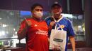 Seorang anggota komunitas United Army mendapatkan goodie bag setelah berhasil menjawab pertanyaan saat Roaring Night Liga Inggris 2023/2024 antara Manchester United versus Everton di Brewerkz, The Breeze BSD City, Tangerang, Sabtu (9/3/2024) malam WIB. (Bola.com/Afi)