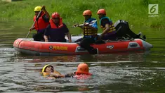 Anggota tim penyelamat berusaha menyelamatkan korban yang tenggelam pada lomba ketangkasan water rescue di Kanal Banjir Timur, Jakarta, Kamis (3/5). Perlombaan tersebut diikuti petugas pemadam kebakaran sewilayah Jakarta Timur. (Merdeka.com/Imam Buhori)