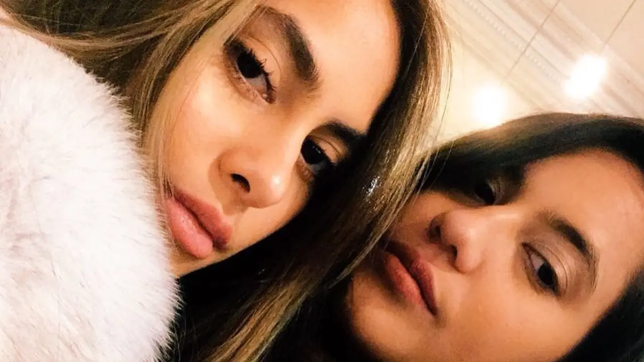 [Bintang] Mirip Kakak Adik, Gaya Pevita Pearce-Valerie Thomas Gemesin
