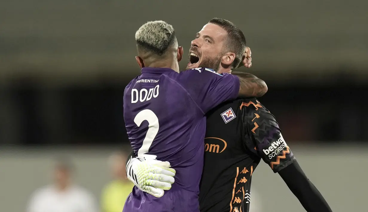 Kiper Fiorentina, David De Gea (kanan) merayakan kemenangan tim bersama rekannya, Dodo pada laga lanjutan Liga Italia 2024/2025 melawan AC Milan di Artemio Franchi Stadium, Florence, Italia, Senin (07/10/2024) dini hari WIB. (AP Photo/LaPresse/Massimo Paolone)