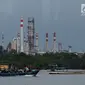 Perahu kayu membawa muatan melintas di dekat kilang minyak Pertamina Refenery Unit IV Cilacap, Rabu (7/2). Kilang Pertamina RU IV Cilacap merupakan satu dari enam unit pengolahan minyak milik PT. Pertamina di Indonesia. (Liputan6.com/JohanTallo)