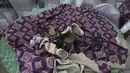 Sejumlah sepatu terlihat di atas meja di aula pernikahan yang rusak setelah ledakan di Kabul, Afghanistan, Minggu (18/8/2019).Sebuah ledakan bom bunuh diri melanda sebuah pesta pernikahan pada Sabtu malam. (AP Photo/Rafiq Maqbool)