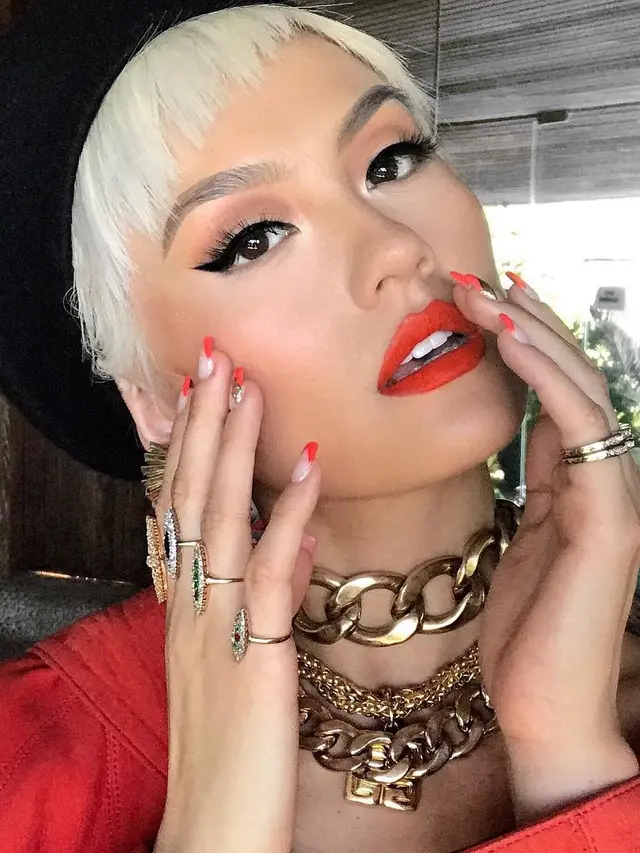 [Bintang] Ini Dandanan Superstar Ikonik Agnez Mo dengan Lipstik Merah dan Rambut Pixie