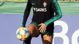 Penyerang Portugal, Cristiano Ronaldo menjuggling bola saat mengikuti latihan tim di Vilnius, Lithuania (9/9/2019). Portugal akan bertanding melawan Lithuania pada grup B Kualifikasi Euro 2020. (AFP Photo/Petras Malukas)