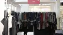 Deretan busana bernuansa kasual modern dengan dominasi motif garis dan warna netral dari Sofie. (foto: Fimela.dok)