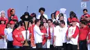 Presiden RI, Joko Widodo (tengah) menyalami konduktor Addie MS jelang bernyanyi bersama peserta Harmoni Indonesia 2018 di Kompleks Gelora Bung Karno, Jakarta, Minggu (5/8). Acara ini bagian perayaan HUT RI ke-73. (Liputan6.com/Helmi Fithriansyah)