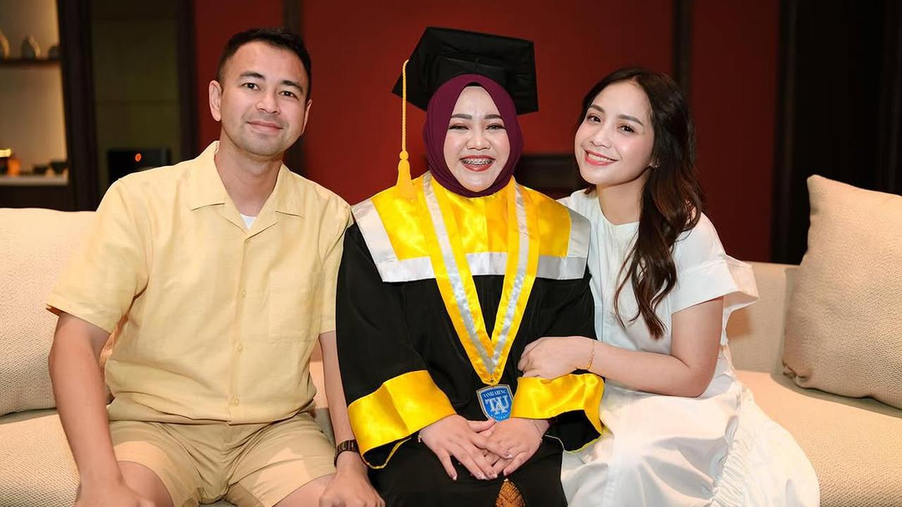 Potret Mbak Lala Wisuda, Syukurannya Diajak ke Bali Sampai Bawa Toga
