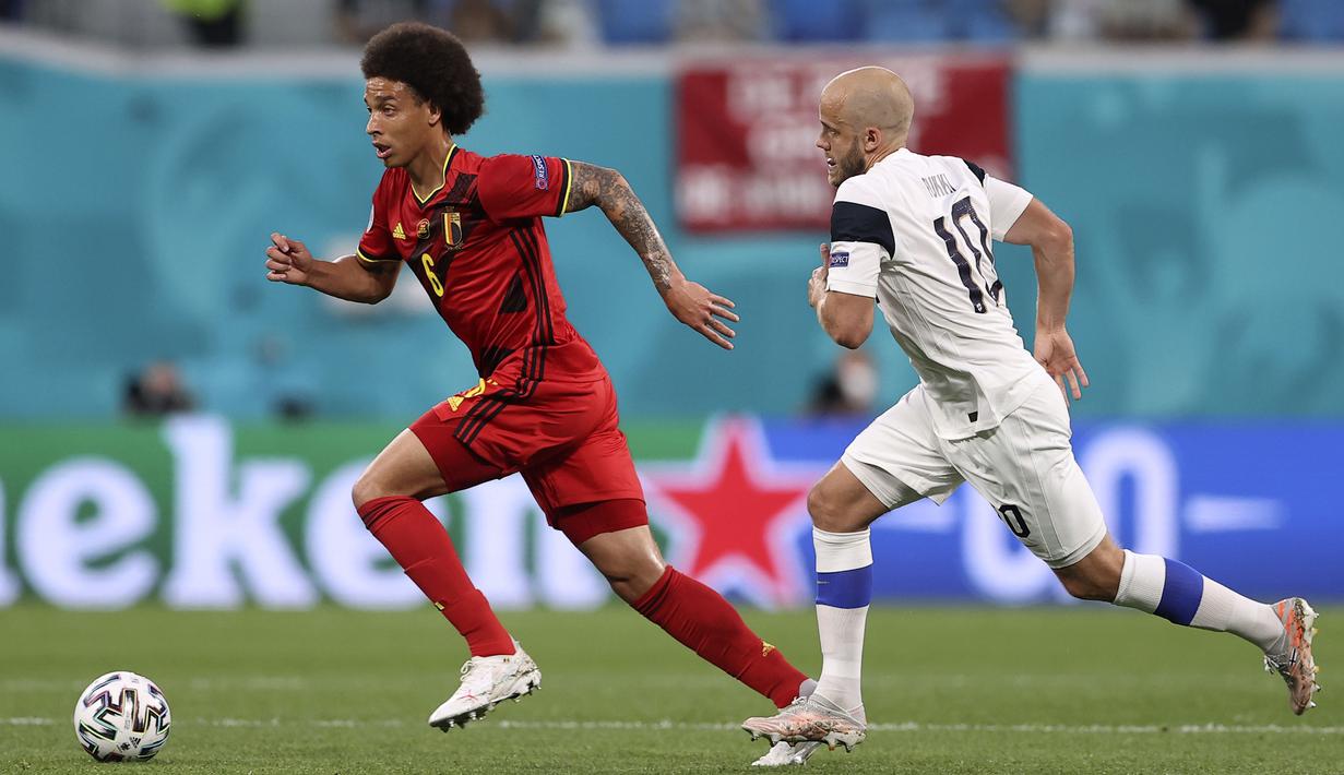 Pada 15 menit babak pertama, Belgia mengurung pertahanan Finlandia dan mendominasi penguasaan bola sebesar 60 persen. Peluang pertama didapatkan oleh Axel Witsel di menit ke-23, setelah percobaan tembakannya dari luar kotak pinalti jatuh dipelukan Lukaas Hradecky. (Foto: AP/Pool/Lars Baron)