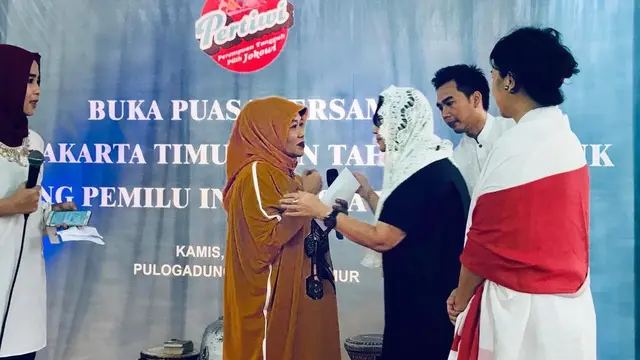 Relawan Perempuan Tangguh Pilih Jokowi-Amin (Pertiwi) menggelar acara buka puasa bersama ratusan anak yatim dan para petugas KPPS. (Istimewa)