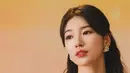 Rambut panjang Bae Suzy ditata dengan wavy half up do yang sisakan poni belah tengah yang manis [@skuukzky]