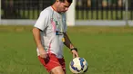 Pelatih Persipura, Oswaldo Lessa terlihat asyik memainkan bola di sela-sela latihan di Lapangan C Senayan, Jakarta, (5/5/2015). Latihan tersebut merupakan persiapan jelang AFC 2015 di Bengaluru, India, 12 Mei mendatang. (Liputan6.com/Helmi Fithriansyah)
