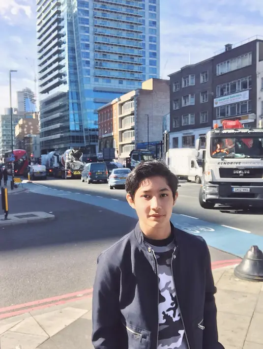 "Senang banget sih. Apalagi ini adik cowok pertama dari papa. Jadi mukanya persis papa cuma agak lebih putih. Tapi lucu banget masih kecil, Rassya kemarin juga gendong," ujar Teuku Rassya di kawasan Kemang, Jakarta, Rabu (11/4). (Instagram/teukurassya)