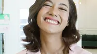 Pemandu wisata di Solo Safari yang mirip Pevita Pearce, Klaudia Krish, jadi model iklan klinik kecantikan. (dok. tangkapan layar video Instagram @zapcoid/https://www.instagram.com/p/C2HlVugrUEf/)