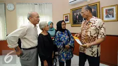 Ketua Komisi Kejaksaan Sumarno (kanan) menerima keluarga korban pelanggaran HAM di ruang Komisi Kejaksaan, Jakarta, Jumat (11/3). Keluarga korban mengadukan Jaksa Agung dalam penyidikan perkara pelanggaran HAM berat. (Liputan6.com/Helmi Fithriansyah)