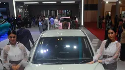 SPG berdiri di depan mobil listrik Neta yang dipamerkan pada pameran otomotif Gaikindo Indonesia International Auto Show (GIIAS) 2023 di ICE BSD, Tangerang, Banten, Kamis (10/8/2023). (merdeka.com/Arie Basuki)