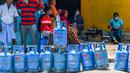 <p>Tabung gas LPG milik warga berjajar saat antrean pembelian di sebuah depo penjualan di tengah krisis ekonomi yang melanda di Kota Kolombo, Sri Lanka, Senin (23/5/2022). Kolombo, Sri Lanka tengah menghadapi kekurangan gas yang meluas. (AFP/ISHARA S. KODIKA)</p>