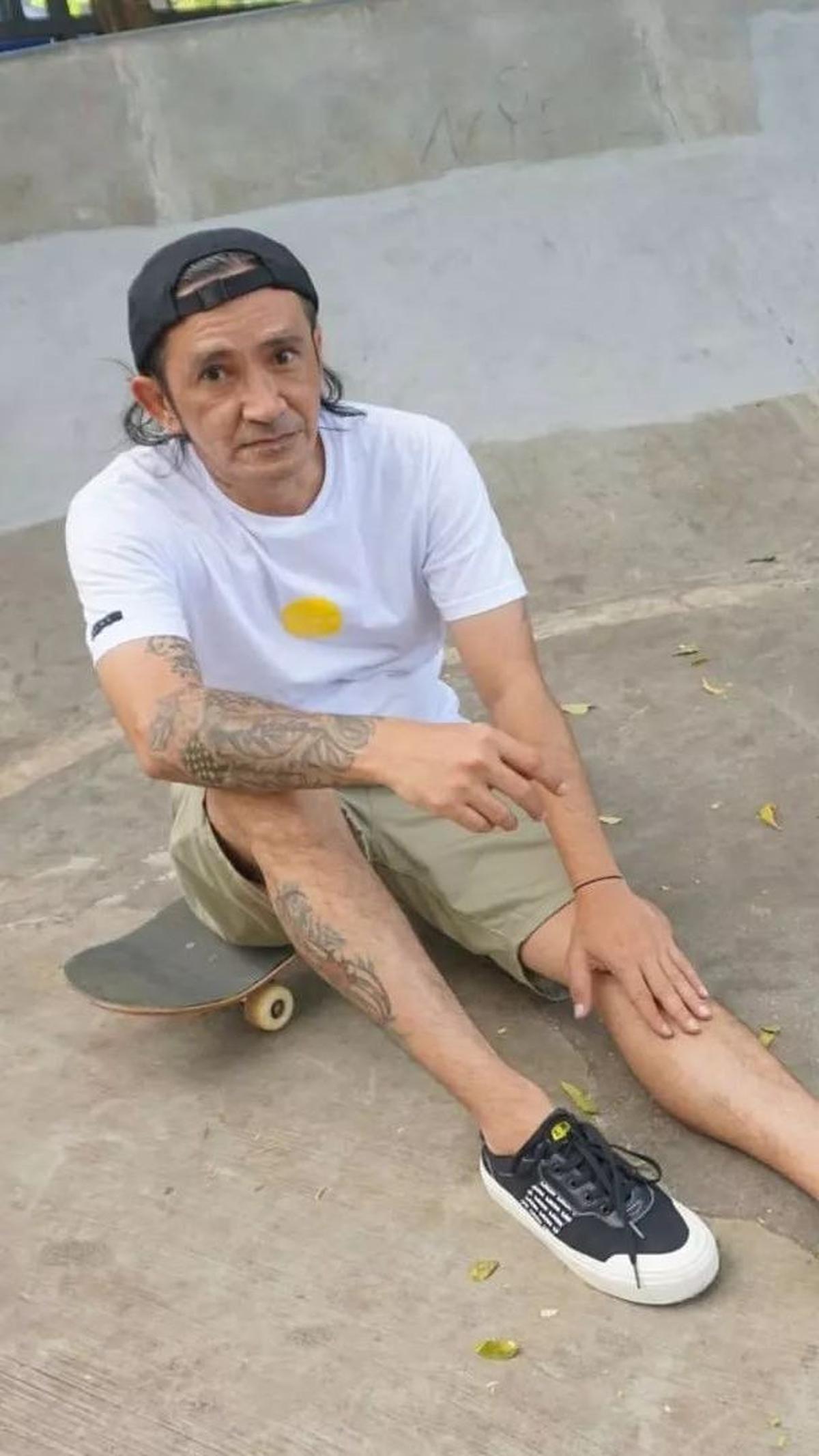 Usai puluhan tahun tak tersorot, Shendy muncul dengan penampilan yang berbeda. Ya, ia tampil nyentrik dengan tato di badannya.