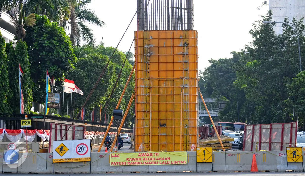 Tidak terlihat aktivitas para pekerja di proyek pembangunan jalan layang khusus bus Transjakarta paket Taman Puring, Jakarta, Rabu (15/7/2015). Proyek pembangunan ini berhenti sementara selama libur Lebaran. (Liputan6.com/Yoppy Renato)