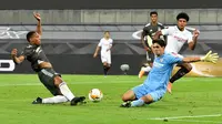 Kiper Sevilla, Yassine Bounou, tampil gemilang saat bersua Manchester United pada laga semifinal Liga Europa di RheinEnergieStadion, Cologne, Senin (17/8/2020) dini hari WIB. (Martin Meissner / POOL / AFP)