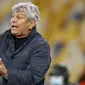 Pelatih Dynamo Kyiv, Mircea Lucescu, memberikan arahan kepada pemainnya saat menghadapi Gent pada laga kedua play-off Liga Champions di Stadion Olimpiade Kiev, Rabu (30/9/2020) dini hari WIB. Dynamo Kyiv menang 3-0 atas Gent. (AP Photo/Efrem Lukatsky)