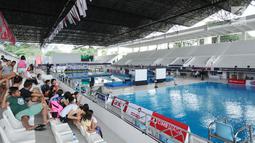 Sejumlah suporter atlet yang berlaga di Indonesia Open Aquatic Championship 2017 di Stadion Aquatic GBK, Jakarta, Selasa (5/12). Ajang ini menjadi test event empat cabang olahraga akuatik, jelang Asian Games 2018. (Liputan6.com/Helmi Fithriansyah)