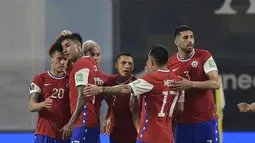 Penyerang Chile, Alexis Sanchez (tengah) berselebrasi dengan rekan-rekannya usai mencetak gol ke gawang Argentina dalam laga Kualifikasi Piala Dunia 2022 zona CONMEBOL, di Santiago del Estero, Argentina, Jumat (4/6/2021). Hasil ini membuat Chile duduk di urutan keenam dengan lima poin. (Juan Mabroma