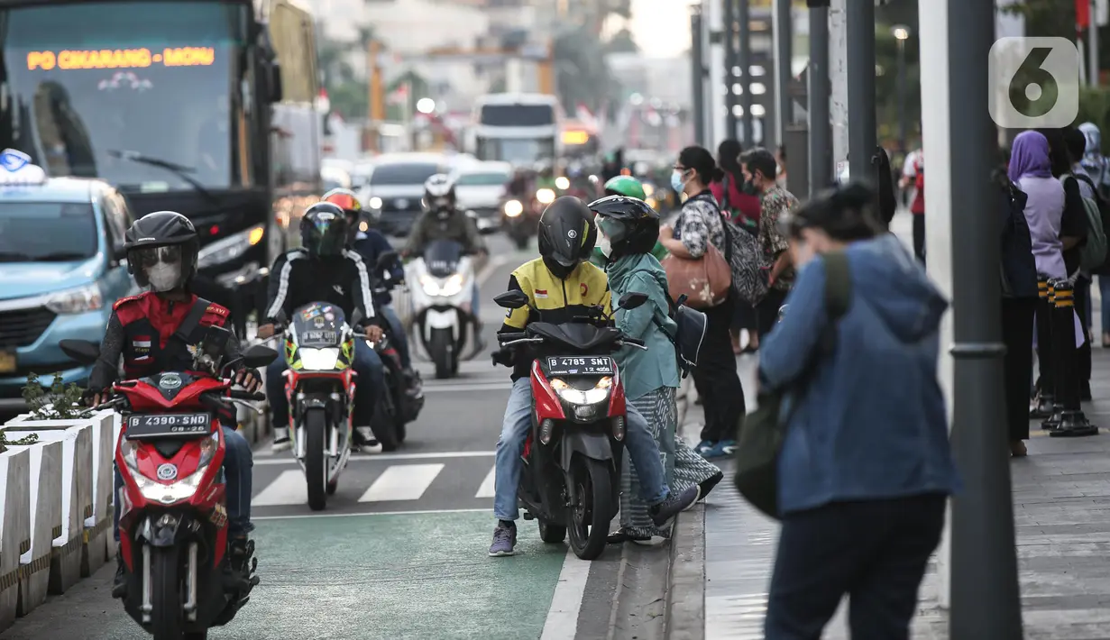 Ojek daring mengangkut penumpang melintas di kawasan Bundaran HI, Jakarta, Jumat (19/8/2022). Kementerian Perhubungan menunda pelaksaan aturan tentang tarif ojek daring yang semula akan diterapkan pada 14 Agustus 2022 menjadi 30 Agustus 2022 yang bertujuan memperpanjang masa sosialisasi terhadap tarif baru kepada para pemangku kepentingan karena moda angkutan daring berkaitan dengan masyarakat luas. (Liputan6.com/Faizal Fanani)