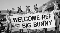 Para wanita Bunnies menyambut Hugh Hefner saat penerbangan perdana pesawat jet DC-9 barunya, The Big Bunny pada 17 Maret 1970. Hefner pernah dituduh dalam kasus pencabulan pada tahun 1963 karena mendistibusikan majalah Playboy. (AP Photo/George Brich)