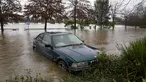Sebuah mobil terendam dalam air banjir di Camden di pinggiran Sydney, Australia, Senin (4/7/2022). Lebih dari 30.000 penduduk Sydney dan sekitarnya telah diberitahu untuk mengungsi atau bersiap untuk meninggalkan rumah mereka pada hari Senin di tengah kondisi cuaca yang buruk. (AP Photo/Mark Baker)