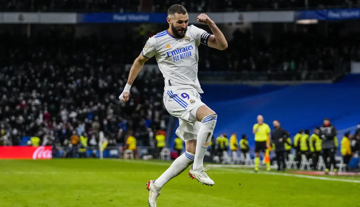 Penyerang Real Madrid, Karim Benzema merayakan gol keduanya yang dicetak ke gawang Valencia pada laga pekan ke-20 La Liga Spanyol di Santiago Bernabeu Valencia, Minggu dini hari WIB (9/1/2022). Real Madrid menang meyakinkan 4-1 atas Valencia. (AP Photo/Bernat Armangue)
