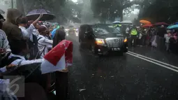 Pelajar dan warga menyambut kedatangan mobil delegasi di sekitar Istana Bogor, Rabu (1/3). Kedatangan Raja Salman bin Abdulaziz ke Istana Bogor disambut puluhan ribu pelajar dan warga. (Liputan6.com/Helmi Fithriansyah) 