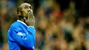 Pemain Chelsea, Jimmy Hasselbaink, saat melawan  Wolverhampton pada laga Liga Inggris di Stadion Stamford Bridge (27/3/2004). Chelsea telah menyetujui kepindahan Jimmy Floyd Hasselbaink ke Barcelona pada 2002. Namun tidak berselang lama, Barcelona memecat pelatih Van Gaal setelah kalah dari 2-0 dari Celta Vigo. Sehingga transfer itu gagal terwujud. (AFP/Jim Watson)