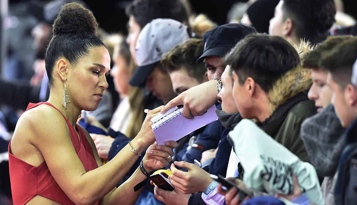 Penyerang cantik Frankfurt, Celia Sasic, menyapa fans saat berjalan di karpet merah ajang FIFA Ballon d'Or 2015 di Zurich, Swiss, Senin (11/1/2016). (AFP/Michael Buholzer) 