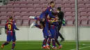 Penyerang Barcelona, Ousmane Dembele (kanan) merayakan gol yang dicetaknya ke gawang Real Valladolid pada pekan ke-29 Liga Spanyol di Camp Nou, Selasa (6/4/2021) dini hari WIB. Barcelona susah payah menang tipis 1-0 berkat gol Ousmane Dembele. (AP Photo/Joan Monfort)