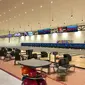 Puan Maharani menjajal arena bowling di venue Asian Games Palembang. (Liputan6.com/Yunizafira Putri)